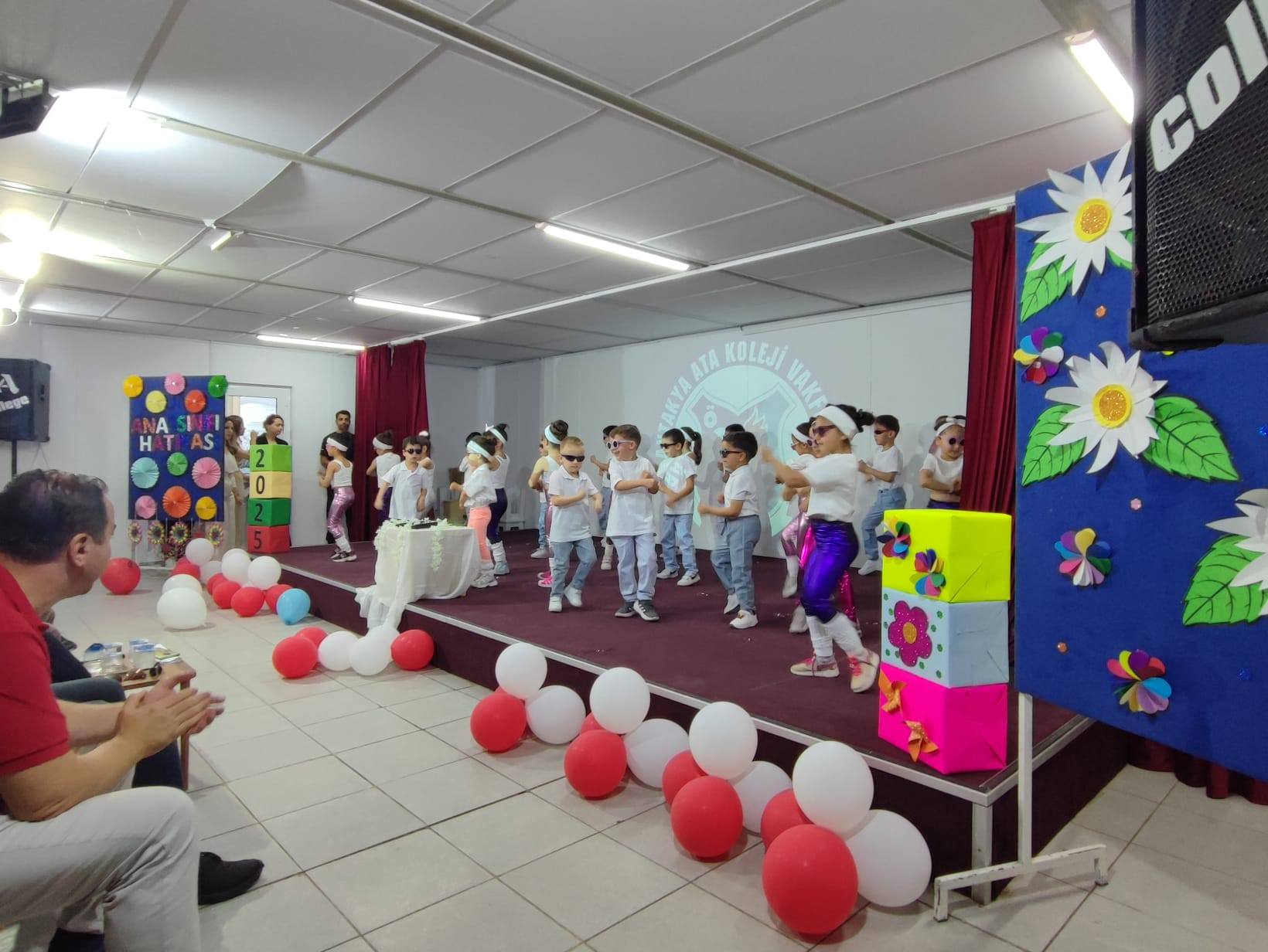 Minik Yürekler Sahnede